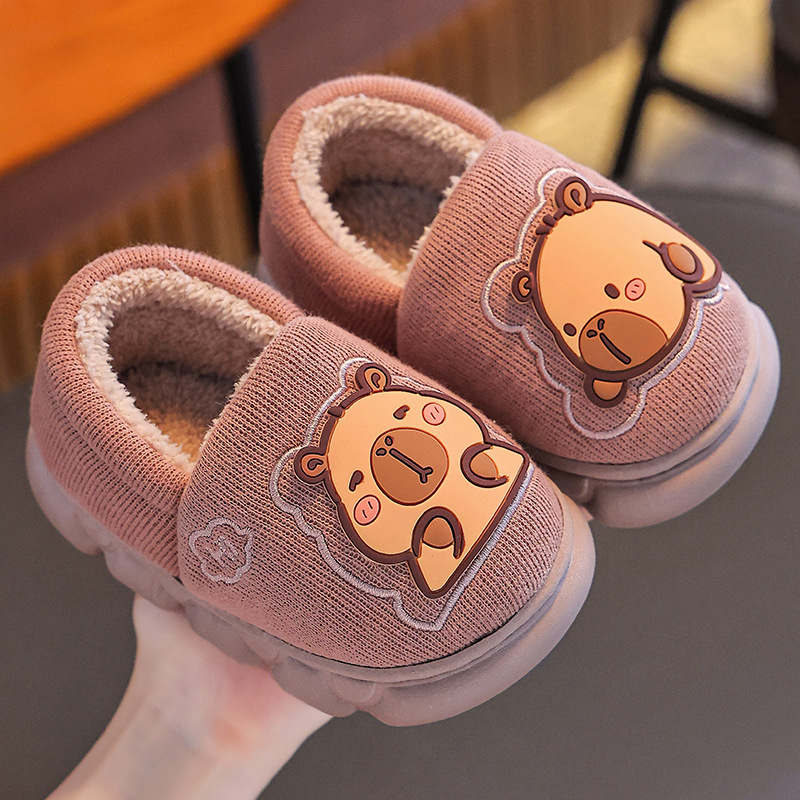 Capibara invierno zapatillas de algodón para niños, calentamiento y pelusa de fondo grueso, zapatos de algodón para niños de tamaño medio y grande.