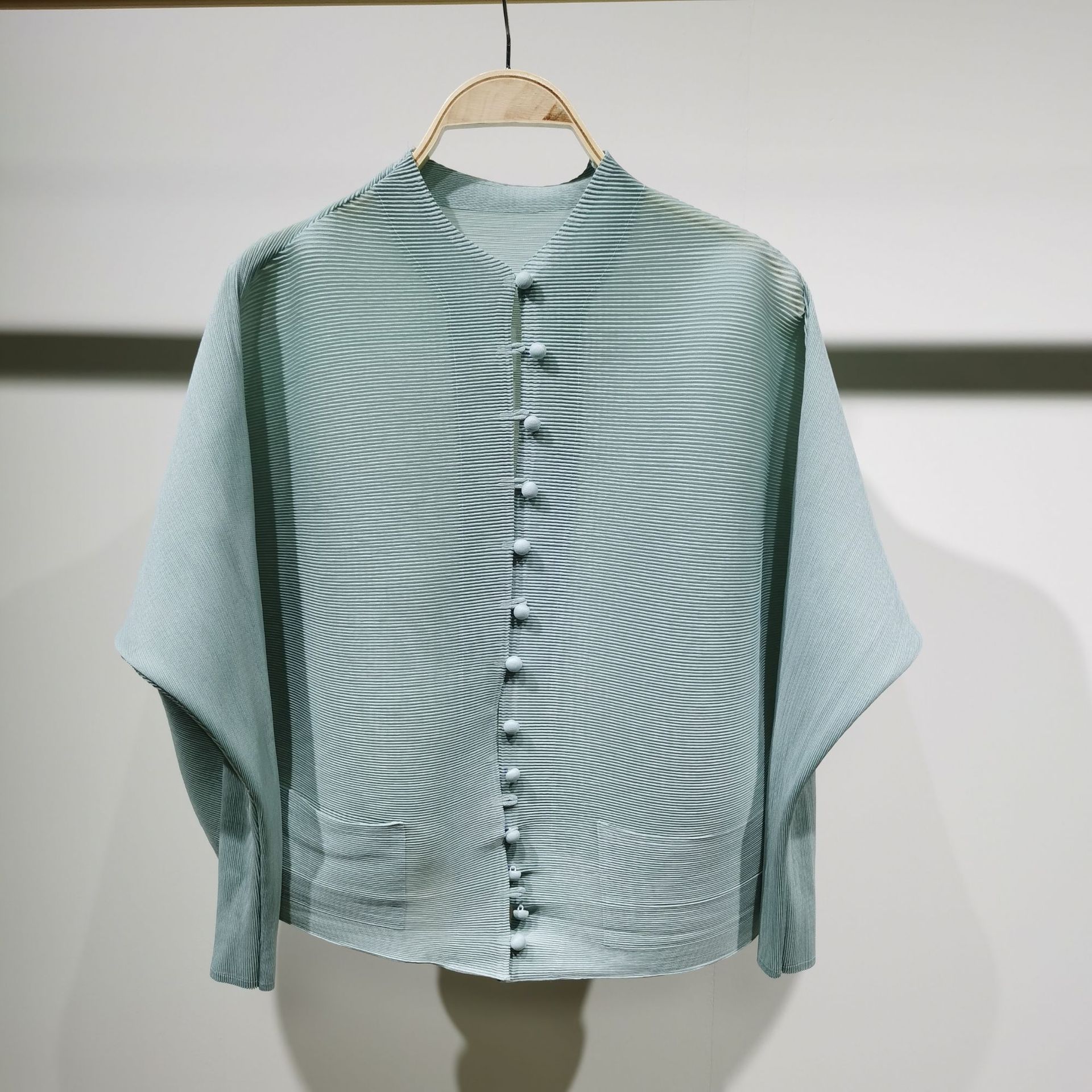 Suministro directo de fábrica, top informal de otoño y primavera 2024, de alta gama, plisado, moderno, con cuello alto, manga larga, talla grande, holgado, de botonadura sencilla. image 16