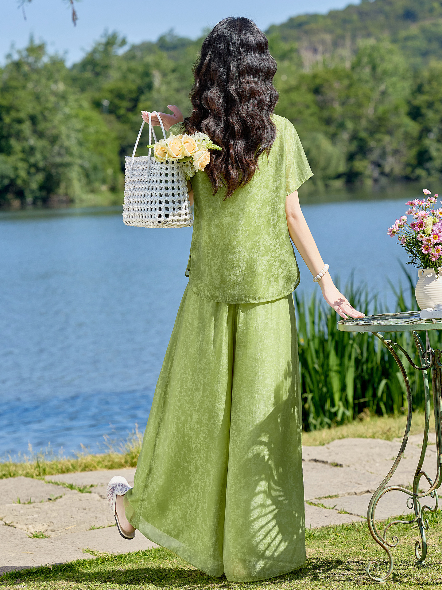Bộ quần áo hai mảnh sơ mi hoa văn nổi quần ống rộng phong cách Trung Quốc mới — Xanh lá cây nhạtcolor, màu trắng