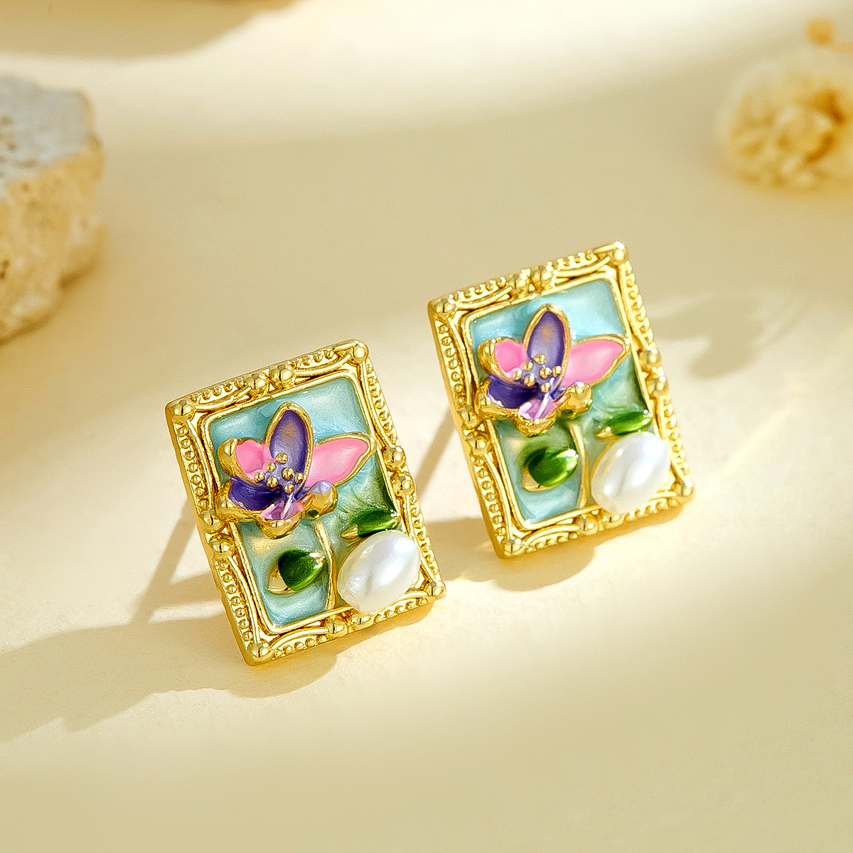 Pendientes de perlas naturales de estilo antiguo de Monet Garden