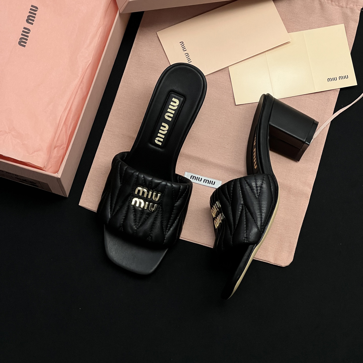 Los nuevos pliegues de cuero francés de Dongguan, zapatillas de un solo carácter con micro-estándar, sandalias casuales de tacón grueso, nuevo estilo de verano