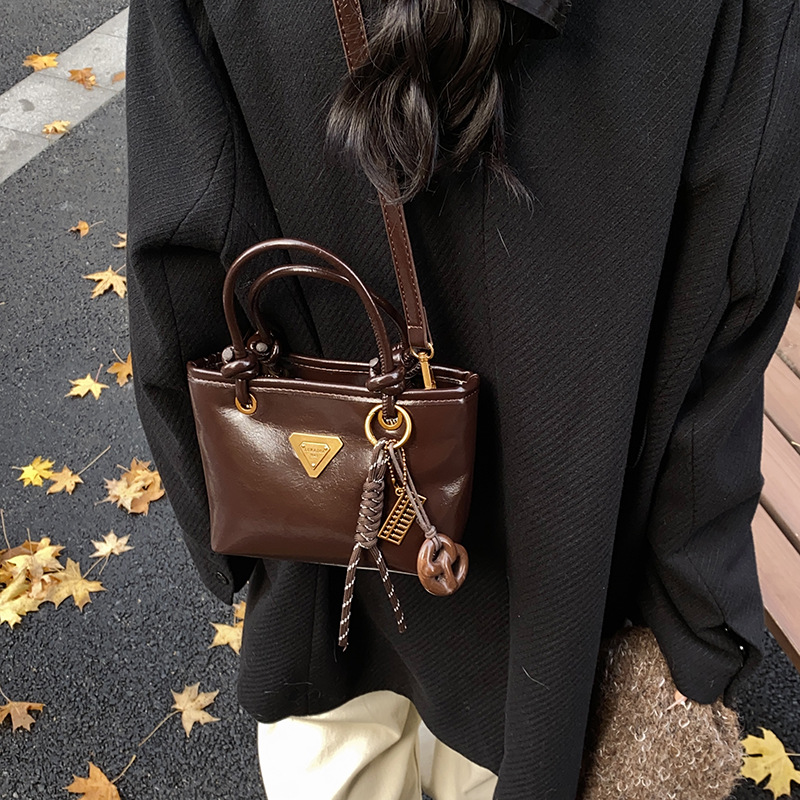 Bolsa de mano de piel de cera retrógrada para mujeres 2024 otoño y invierno nuevo estilo versátil bolso de cubo de viaje de moda mochila casual