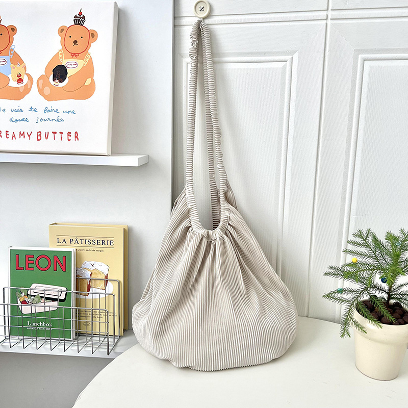 Bolsa de hombro inclinada de marca de moda red bolsa de gran capacidad de transporte bolsa de lona casual bolsa de color caramelo delgada pliegue