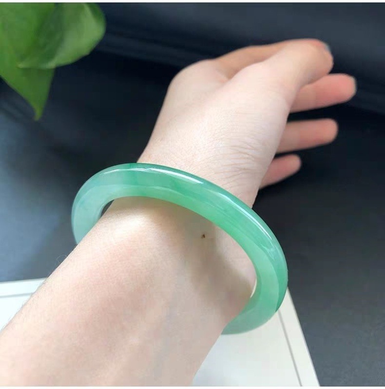 Vòng tay ngọc bích Miến Điện dạng Dingdong băng táo xanh dải xanh nổi tròn mịn chính hãng chi tiết 2