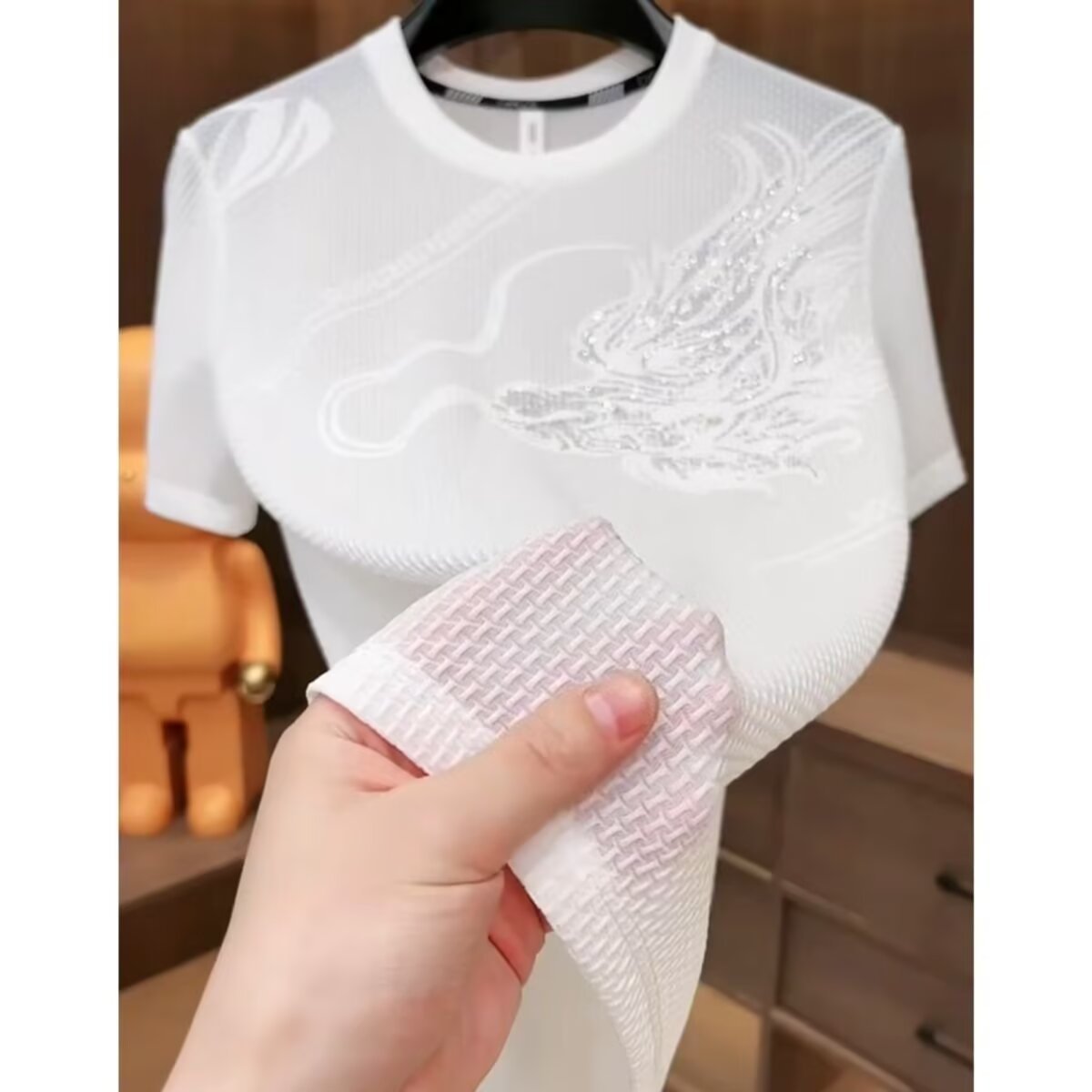 Lujo ligero de manga corta 2026 verano europeo seda de hielo moda delgada camiseta bordada hombre transpirable de manga media