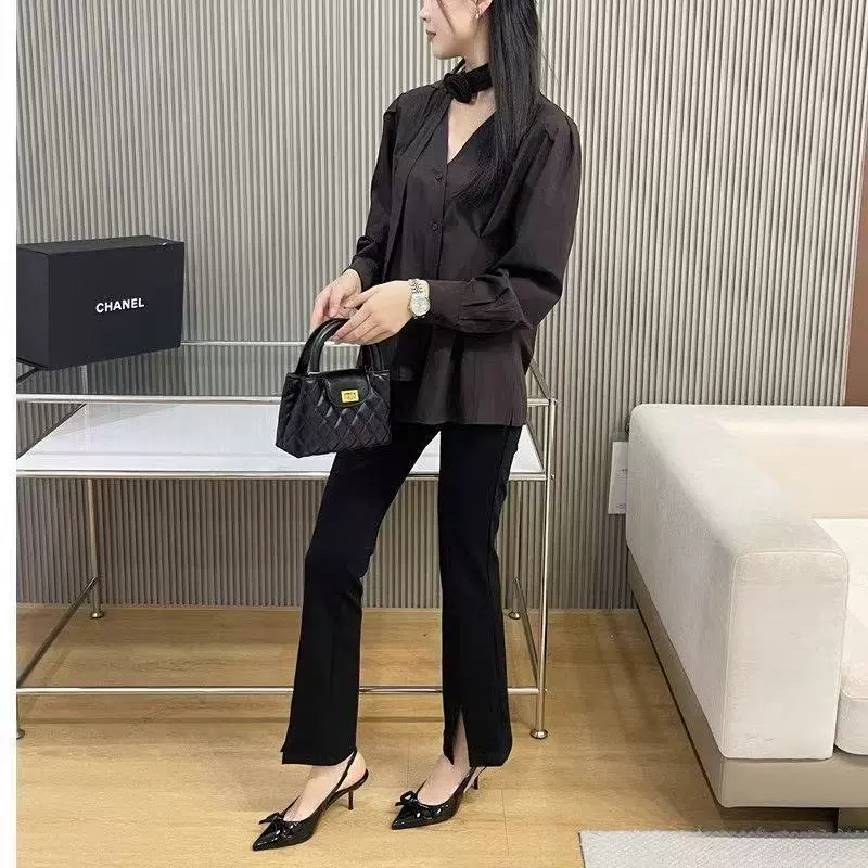 Fashionable sandals with a strap low-cut with bow