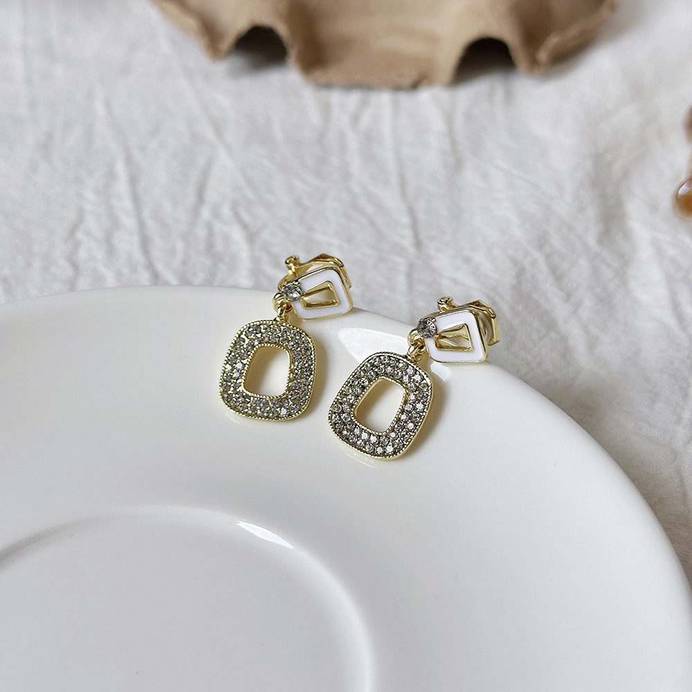 Versión coreana del temperamento de camelia, sin orejas perforadas, pinza para la oreja, flor de perla, tablero de ajedrez, pinza para la oreja triangular con diamantes, pendientes de nicho para mujeres