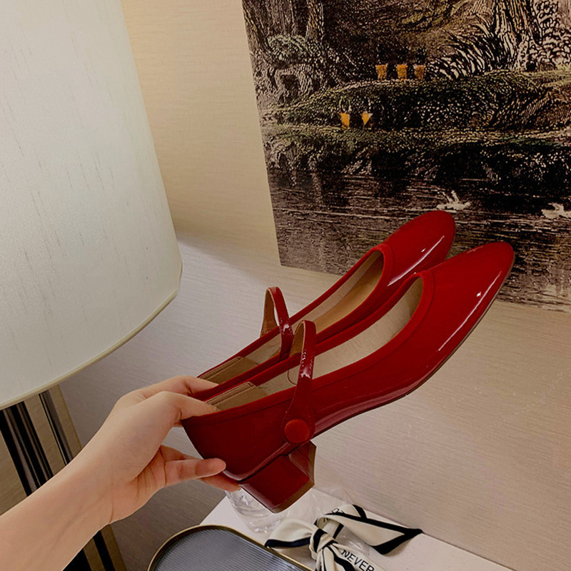 Retro elegant red Mary Jane shoes made of patent leather, French vintage style, round toe, wide stable heel, balletcore style
