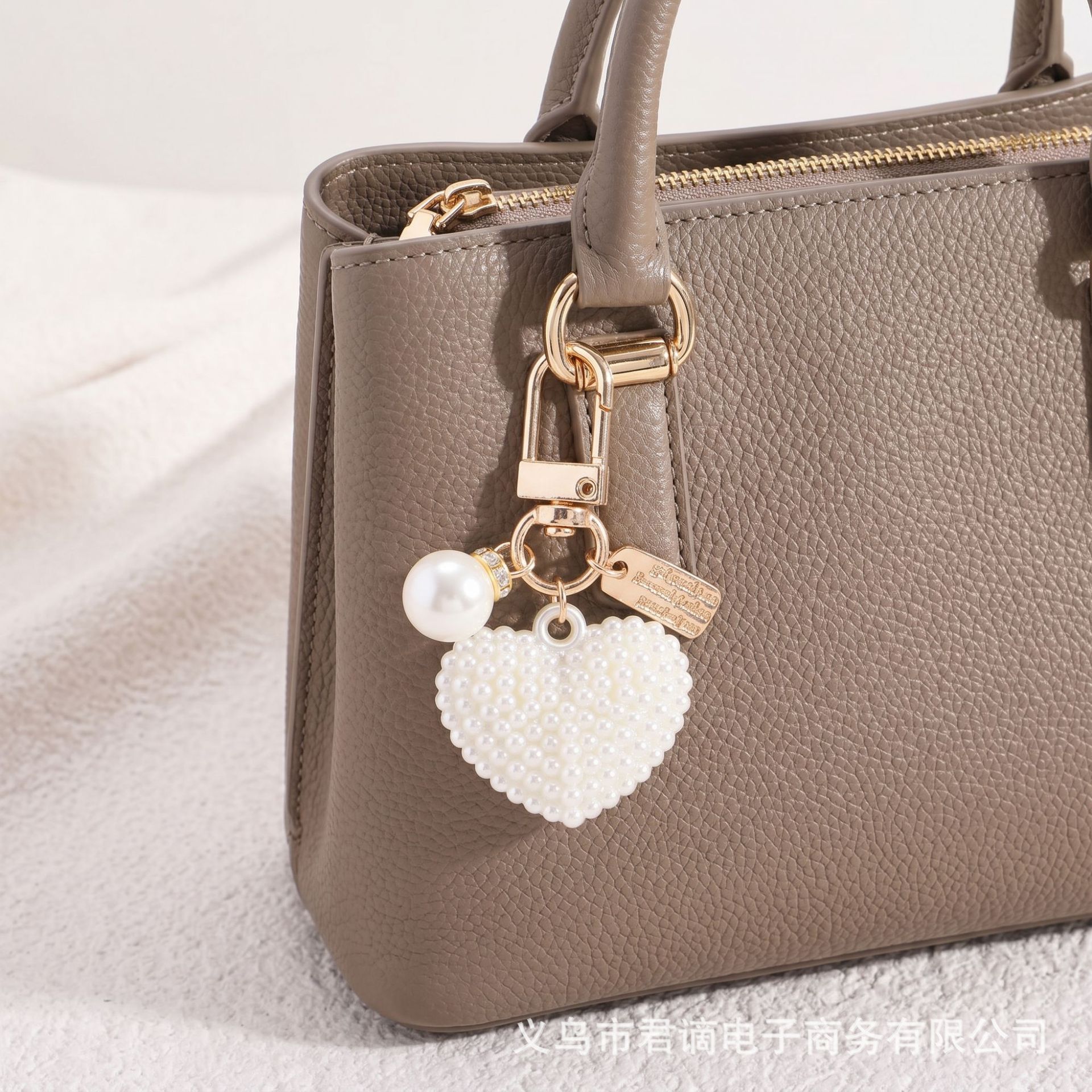 New cross-border creative pearl hollow heart-shaped Bluetooth earphone case bag accessory pearl alloy keychain pendant
