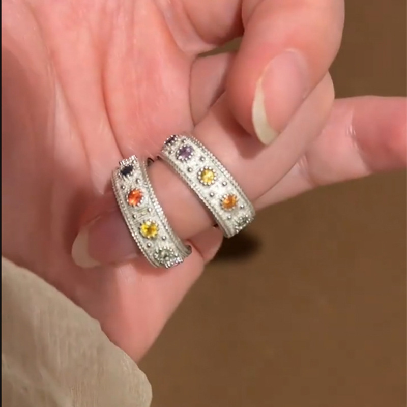 Pequeño libro rojo estilo explosivo anillo de diamantes flash diseño de nicho femenino lujo ligero anillo de sentido de alta calidad con incrustaciones anillo de dedo alimentador