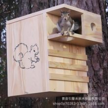 跨境新款实木松鼠喂食器创意木制户外悬挂式繁殖箱松鼠屋投喂器