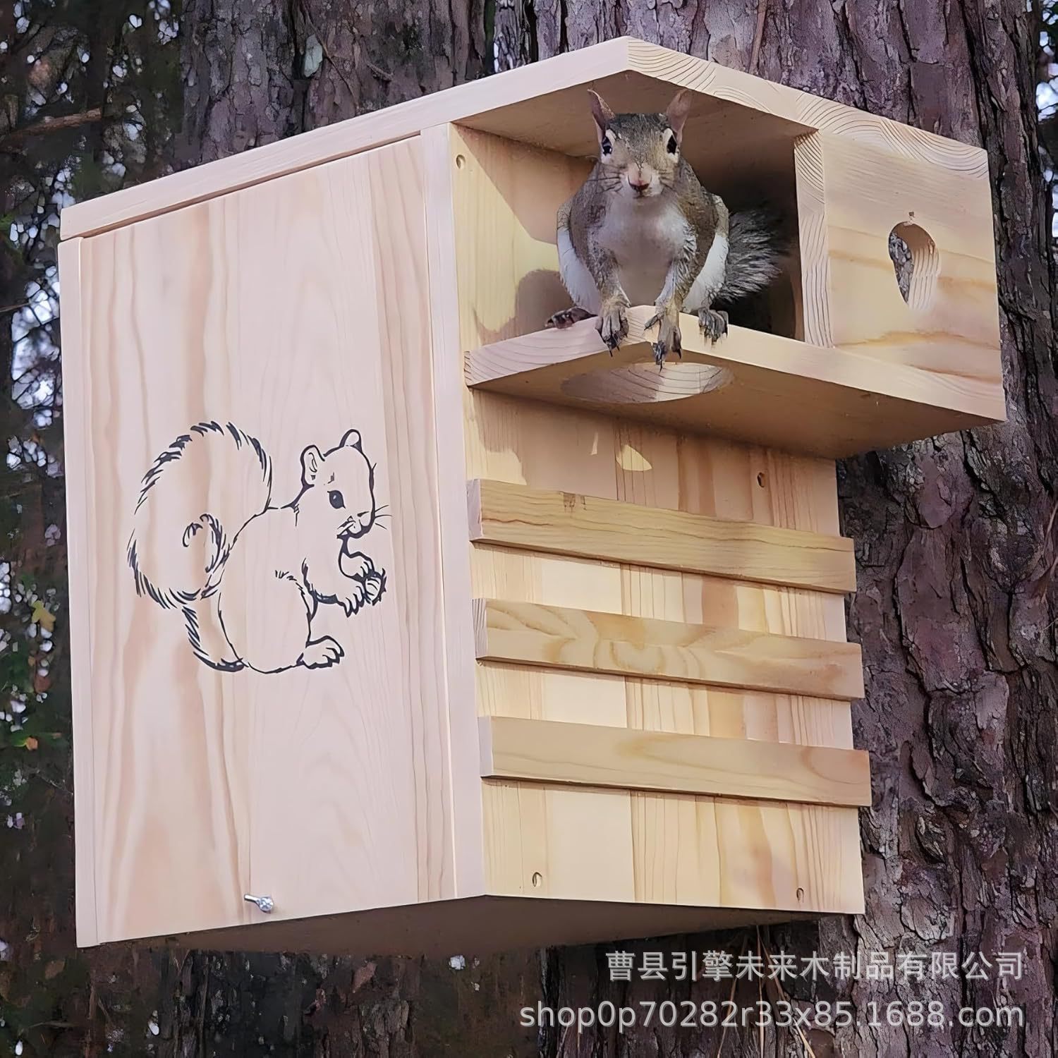 跨境新款实木松鼠喂食器创意木制户外悬挂式繁殖箱松鼠屋投喂器