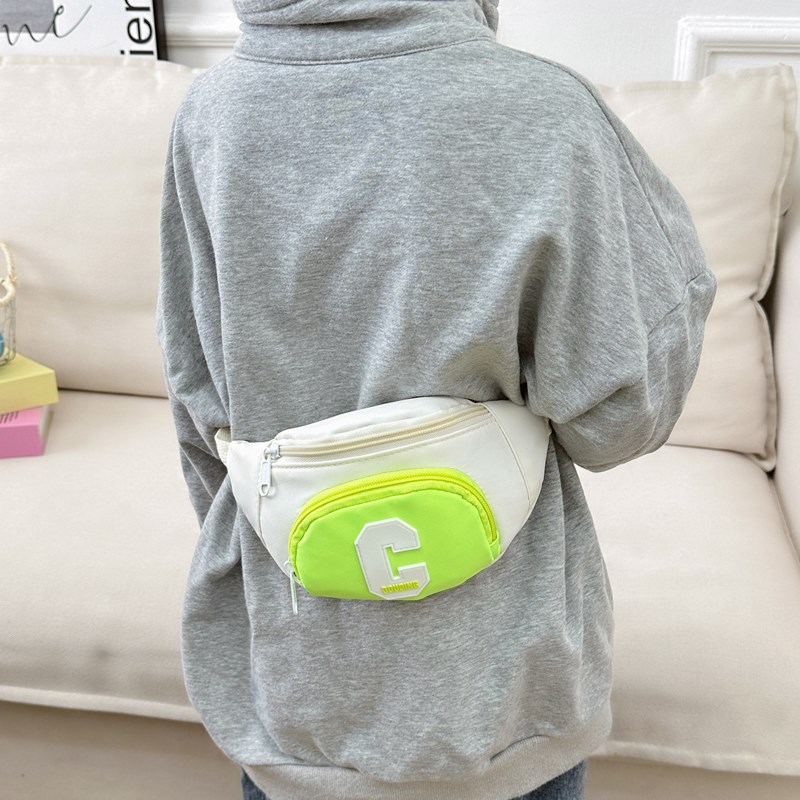 Bolso de pecho coreano para niños y niñas, bolso de moda para niños de color contrastante, 2024 nuevo comercio exterior letras extranjeras bolso de mochila para niños