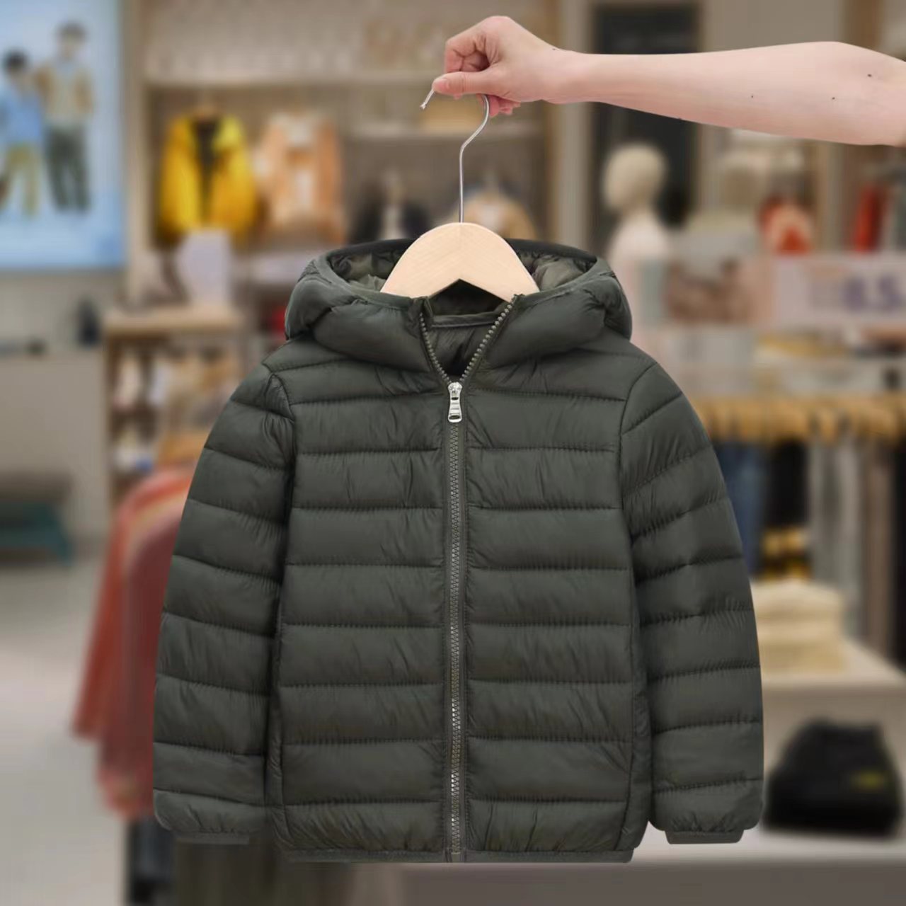 La ropa verde militar (ropa de algodón ligera) es demasiado pequeña, una talla más grande