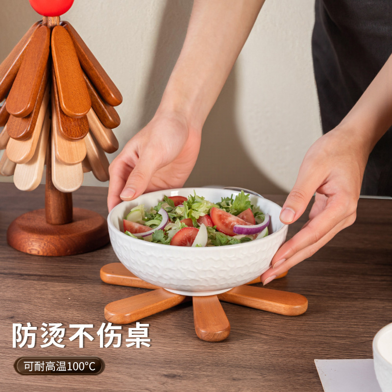 クリスマスツリーは熱を隔てて木の実木のテーブルを敷きます。|undefined