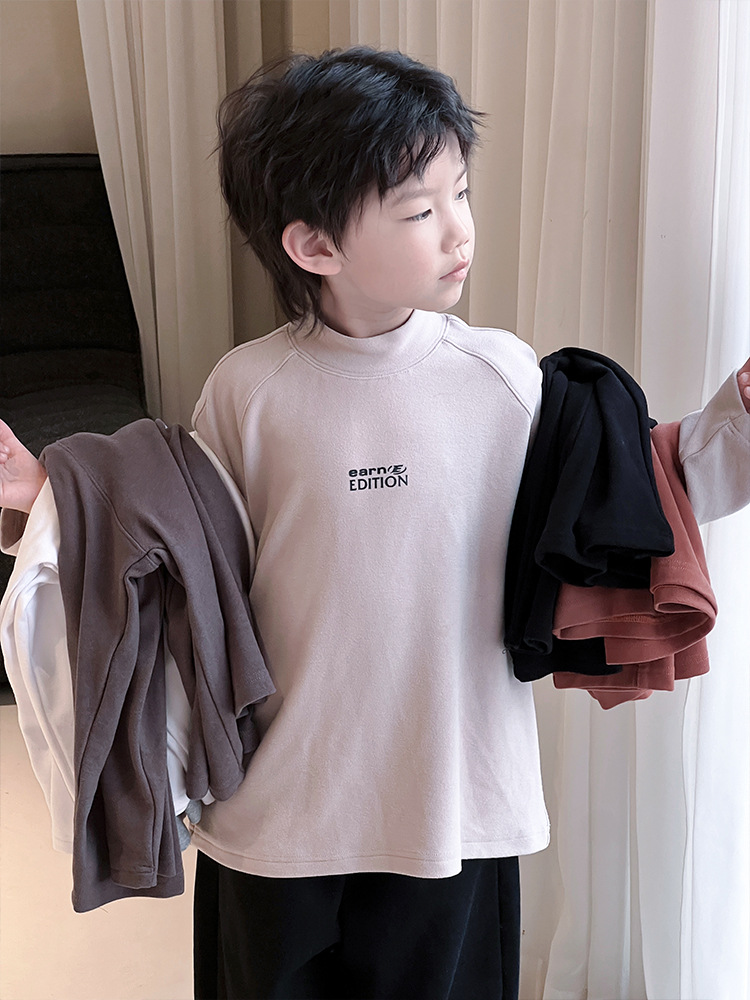Niños con camisetas de camiseta de camiseta de manga larga para niños 2025 otoño y invierno ropa infantil para niños calientes con cuello de media altura