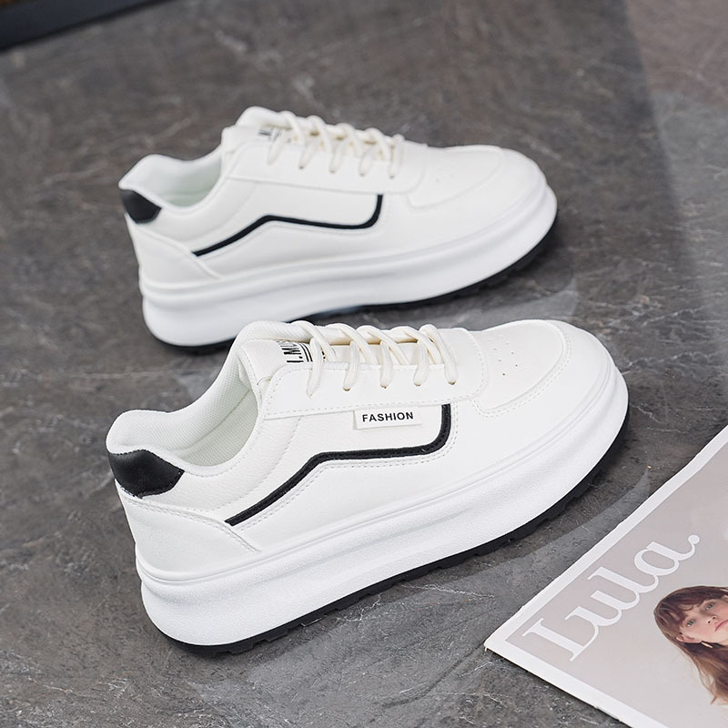2025 zapatos blancos de mujer de otoño con suela gruesa coreana de alta tendencia zapatos deportivos casuales de mujer zapatos de skate de moda