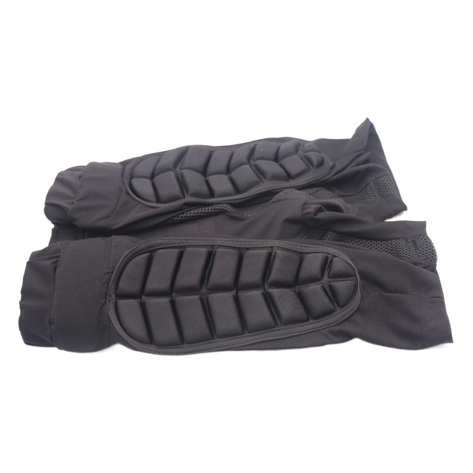 大人用ローラースケートでお尻を保護します。スケートボードでスケートします。