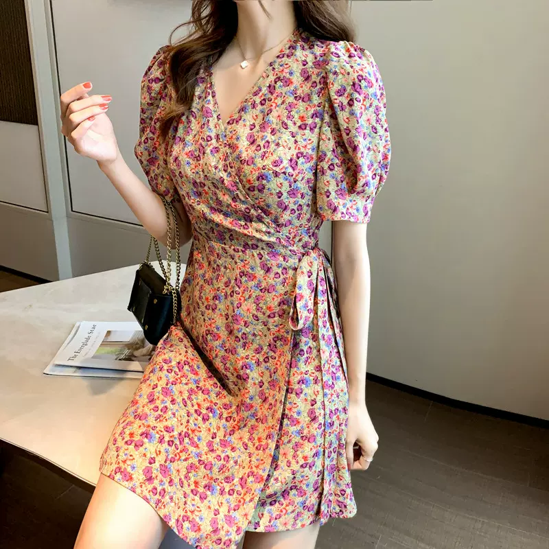 2023夏季新款超仙森系收腰显瘦V领碎花一片式大摆短袖连衣裙女ins