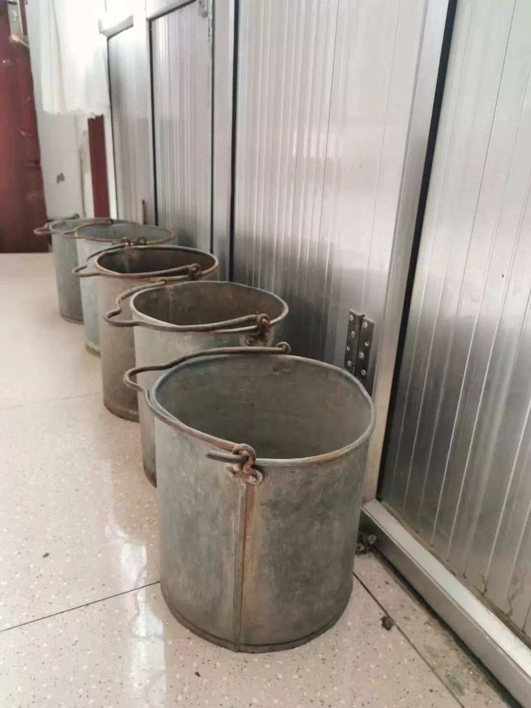 Сельскохозяйственные инструменты, железные листы, старые предметы прошлого, деревенские ведра, ностальгические старые предметы, старомодные декоративные украшения, ретро-народные обычаи.