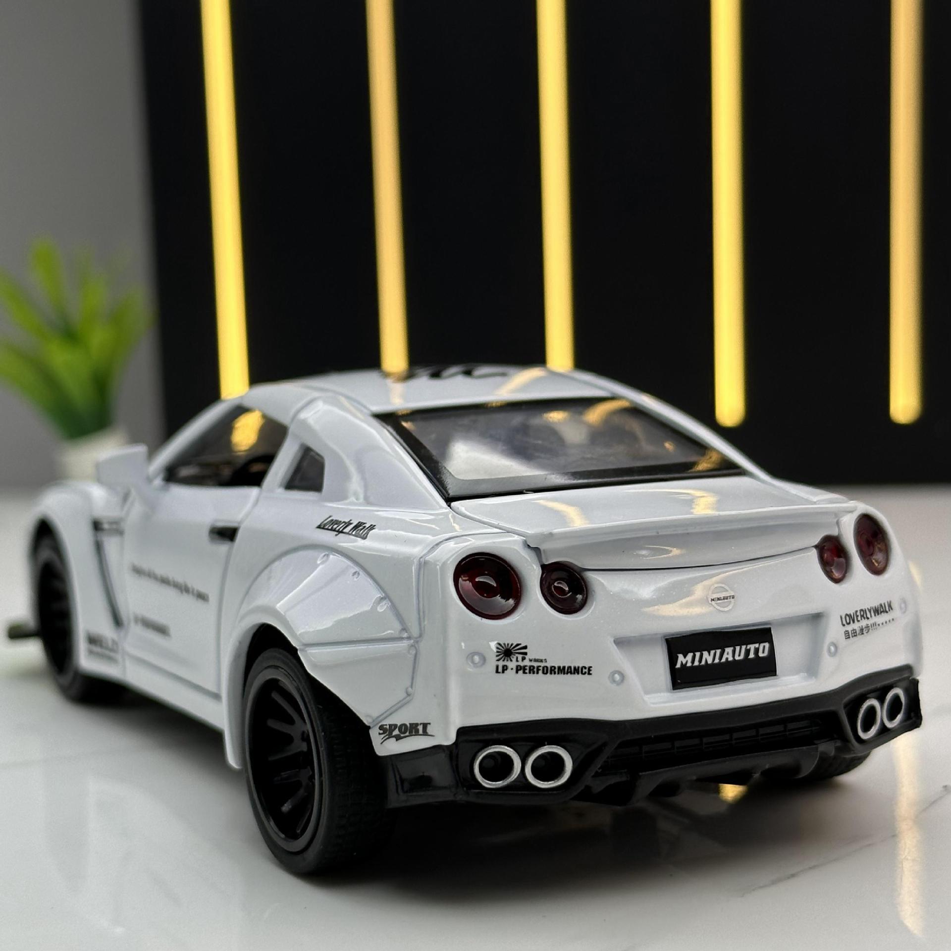 Jianyuan aleación 1:32 Nissan GTR coche deportivo modelo Tire hacia atrás el sonido y la luz 4 Puerta Abierta modelo de coche de juguete decoración al por mayor