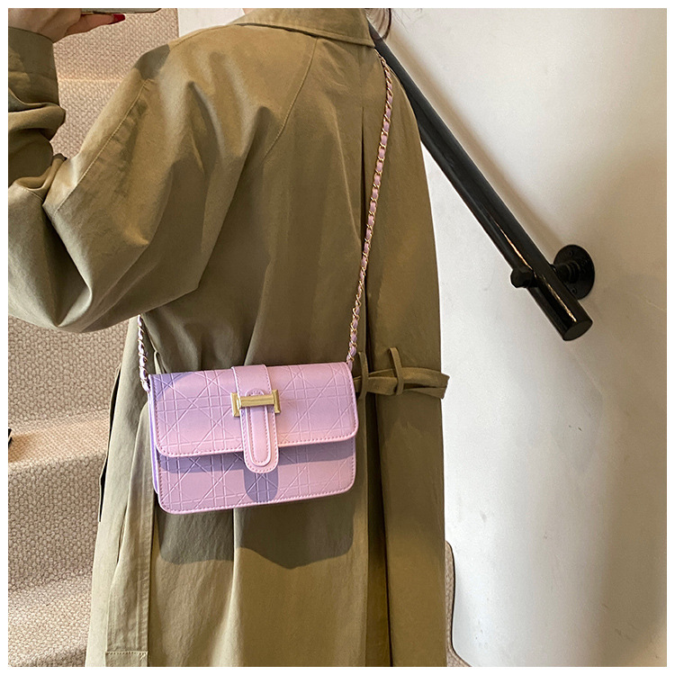 This stylish, high-quality, and trendy hand-held crossbody bag is a new cross-border women's bag for autumn and winter 2024. It features a checkered commuter single-shoulder bag undefined