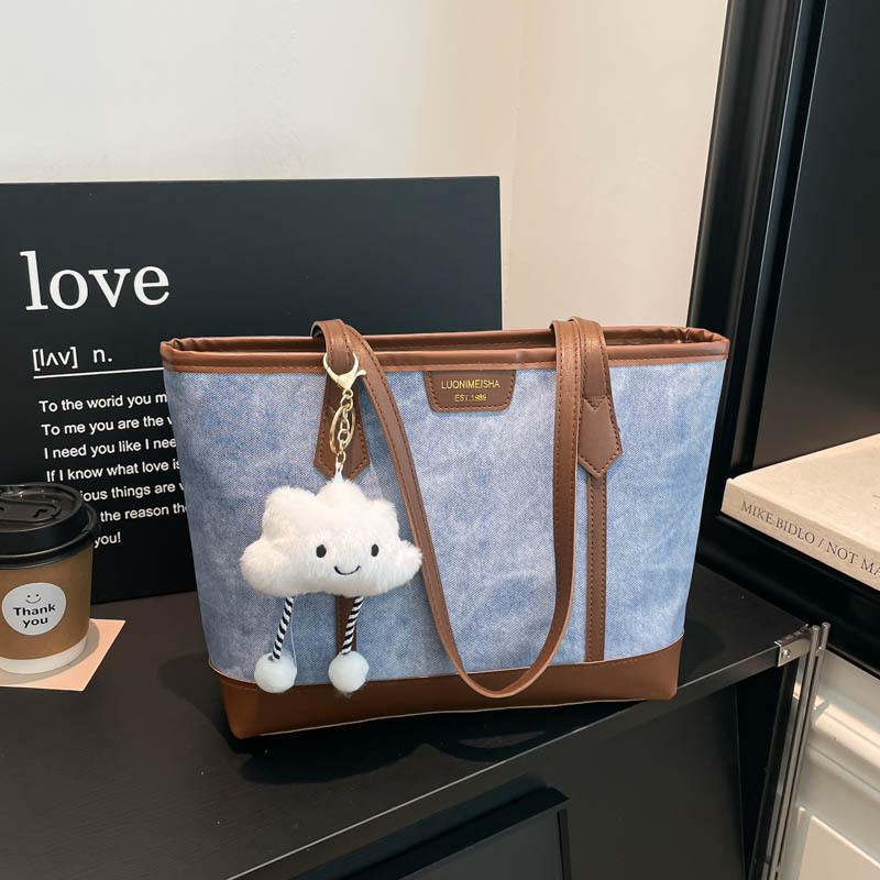 Fashionable capacious shoulder bag