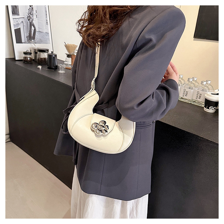 Women's Medium Pu Leather Solid Color Streetwear Pillow Shape Magnetic Buckle Crossbody Bag display picture 11