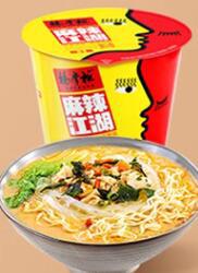 楊主の番頭の優れたラーメンの粉の麺の野菜の卵の広い粉の金のスープの肥えた牛の多い味の桶はインスタント食品の量の大きい特恵に便利です。