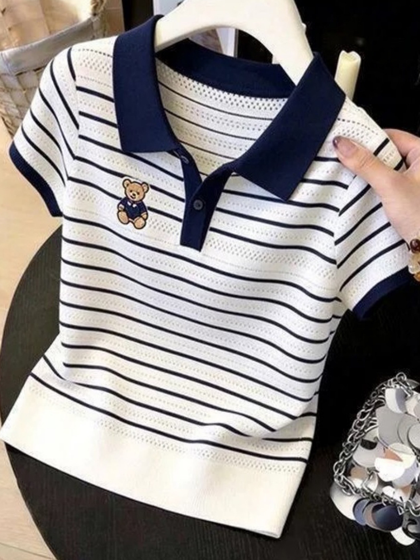 Áo thun polo nữ tay ngắn sọc kẻ họa tiết thêu gấu — Xanh lông mòng đen
