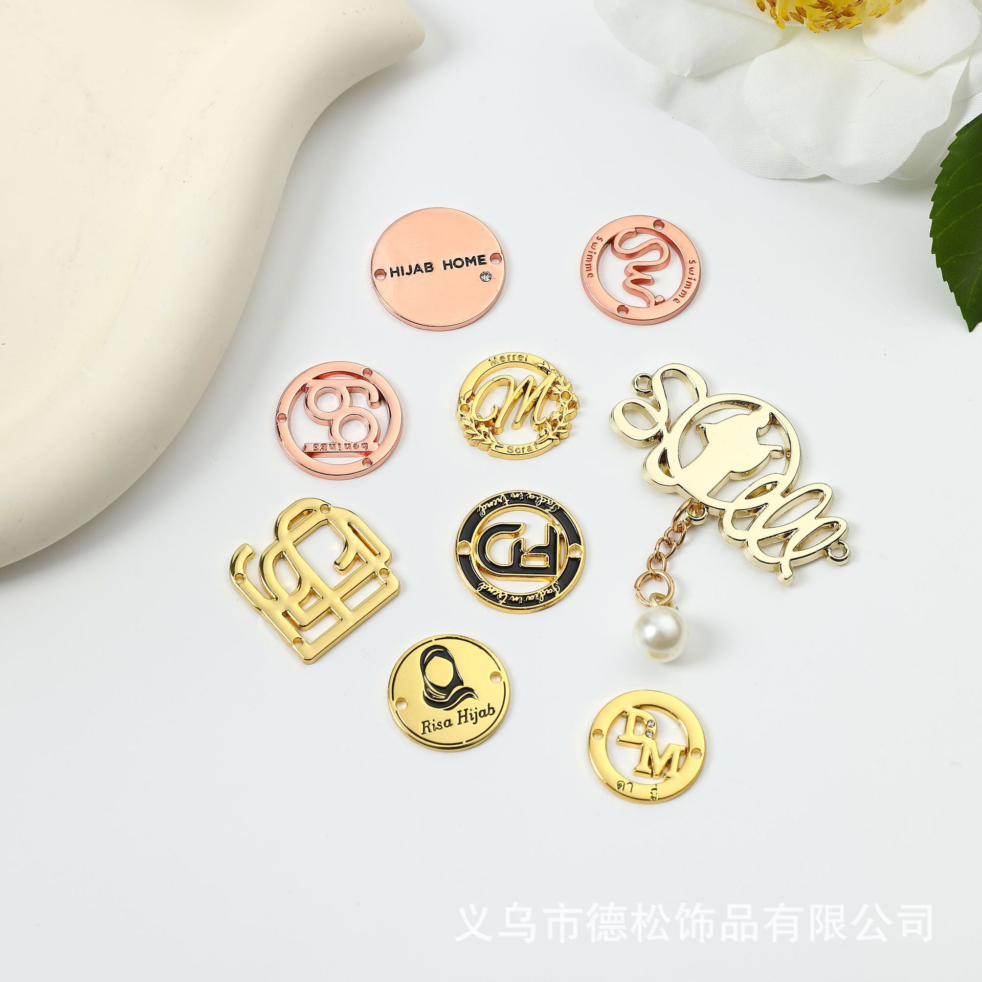 金属机械铭牌笔筒标牌汽车用品logo手缝五金字母标打孔点漆标牌