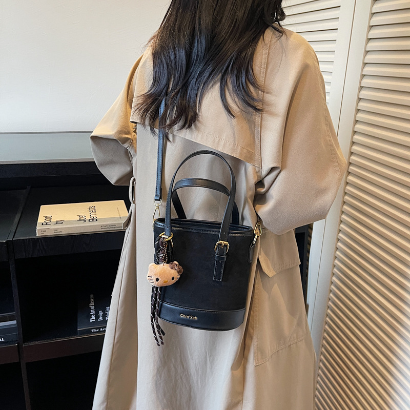 Cross-border coreano nicho esmerizado bolso de cubo de mano mujer 2025 nuevo invierno retro mochila de hombro mochila de viaje