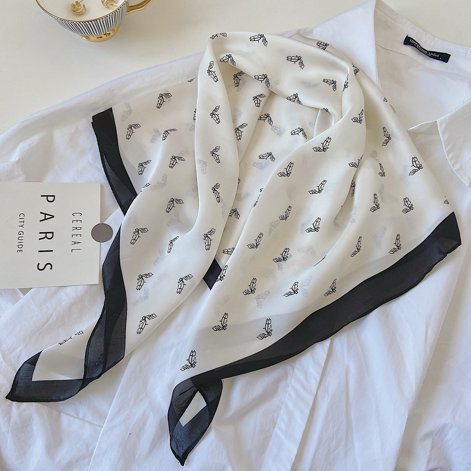 2025 nueva toalla cuadrada de primavera y verano fresca y reducida, nicho ligero y lujoso, bufandas de seda de imitación de mujer universal