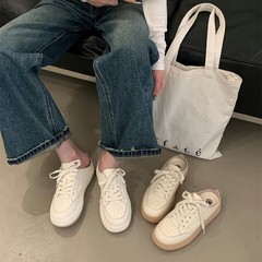 首谷超火包頭スリッパ本革白靴女性2025新型一足外に半スリッパの厚い底の靴を履いています。