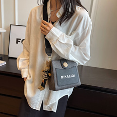 批發2023新款高級質感可愛氣質牛仔風小體積大容量斜跨水桶包女包