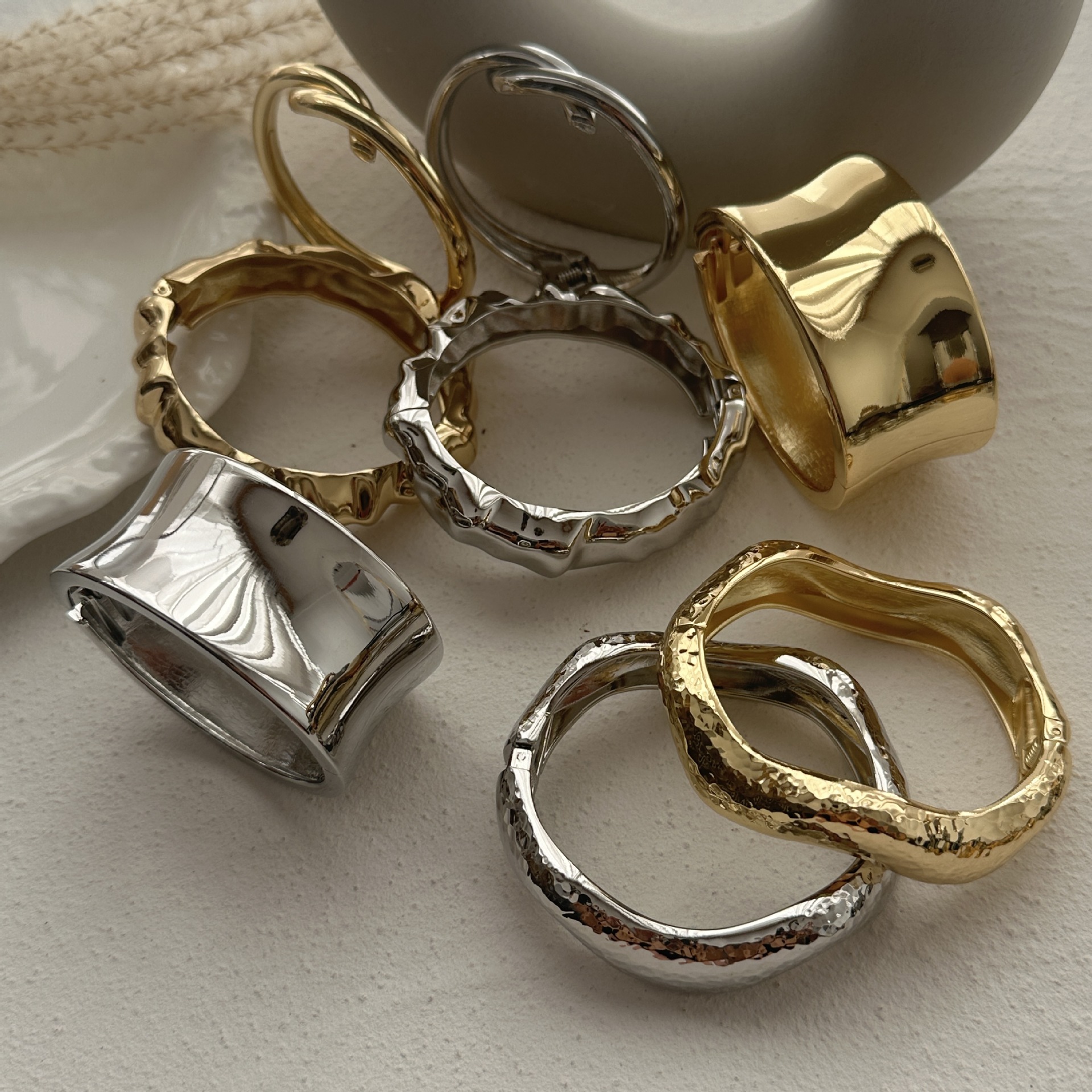 56g Weight Bangle Classification Alloy Chain Material 1 Piece Quantity Daily Occasion Alloy Material Solid Color Pattern Women's Gender Plating Design Exaggerated, Simple Style Style Exaggerated Simple Style Solid Color Alloy Bangles Wholesale 10