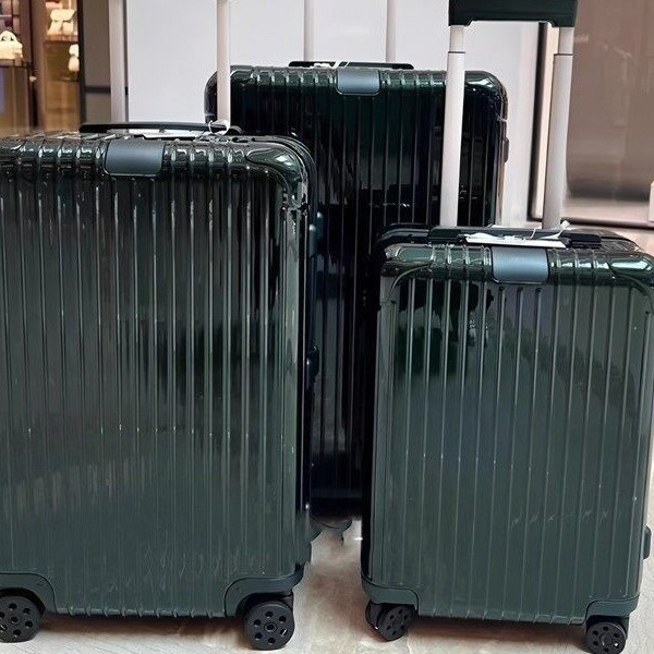 Dark green R-brand suitcase, same style as the celebrity's, Essentila square-shaped suitcase with universal wheels and a reinforced frame Dark green R-brand suitcase, same style as the celebrity's, Essentila square-shaped suitcase with universal wheels and a reinforced frame