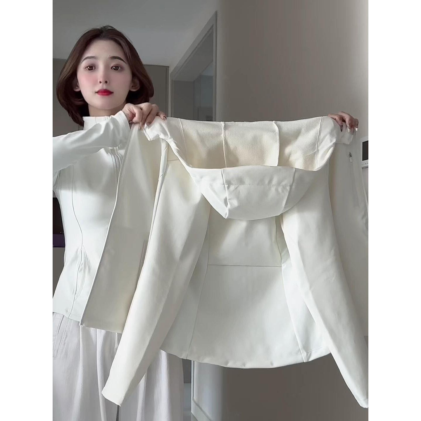 Slim-Fit Softshell Jacket for Women, 2026 Autumn and Winter Coat, Windproof Thickened Waist-Cinching Mountaineering Jacket, Slimming Top