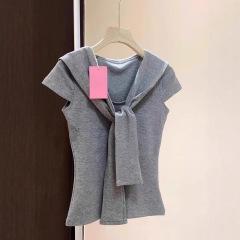 ネイビーカラーストラップ偽ツーピース半袖Tシャツ女性用夏の新しいスリムフィットグレーショルダートップ女性用卸売