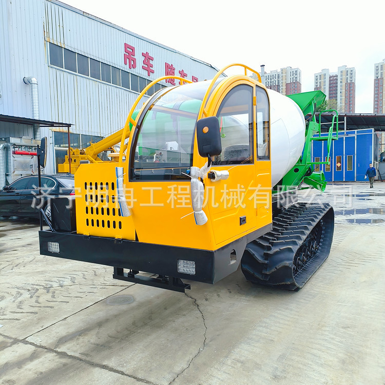 水利建设履带搅拌罐车水泥混凝土干湿料搅拌机橡胶带爬坡运输罐车