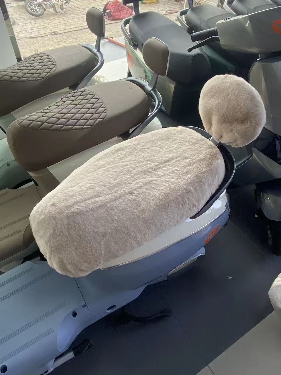 Manufacturer Wholesale Electric Vehicle Warm Seat Cover Plush Winter Thick Universal Electric Motorcycle Seat Cushion Seat Cover Battery Car Seat Cushion