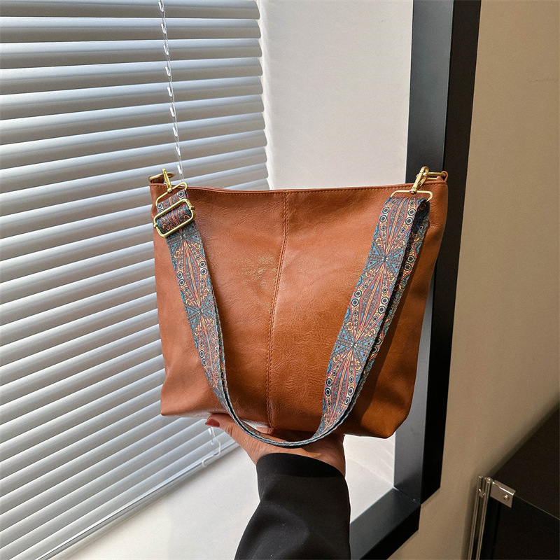 Nueva bolsa de hombro retro moda casual de gran capacidad bolsa de mano para mujeres 2024 moda de verano simple mochila