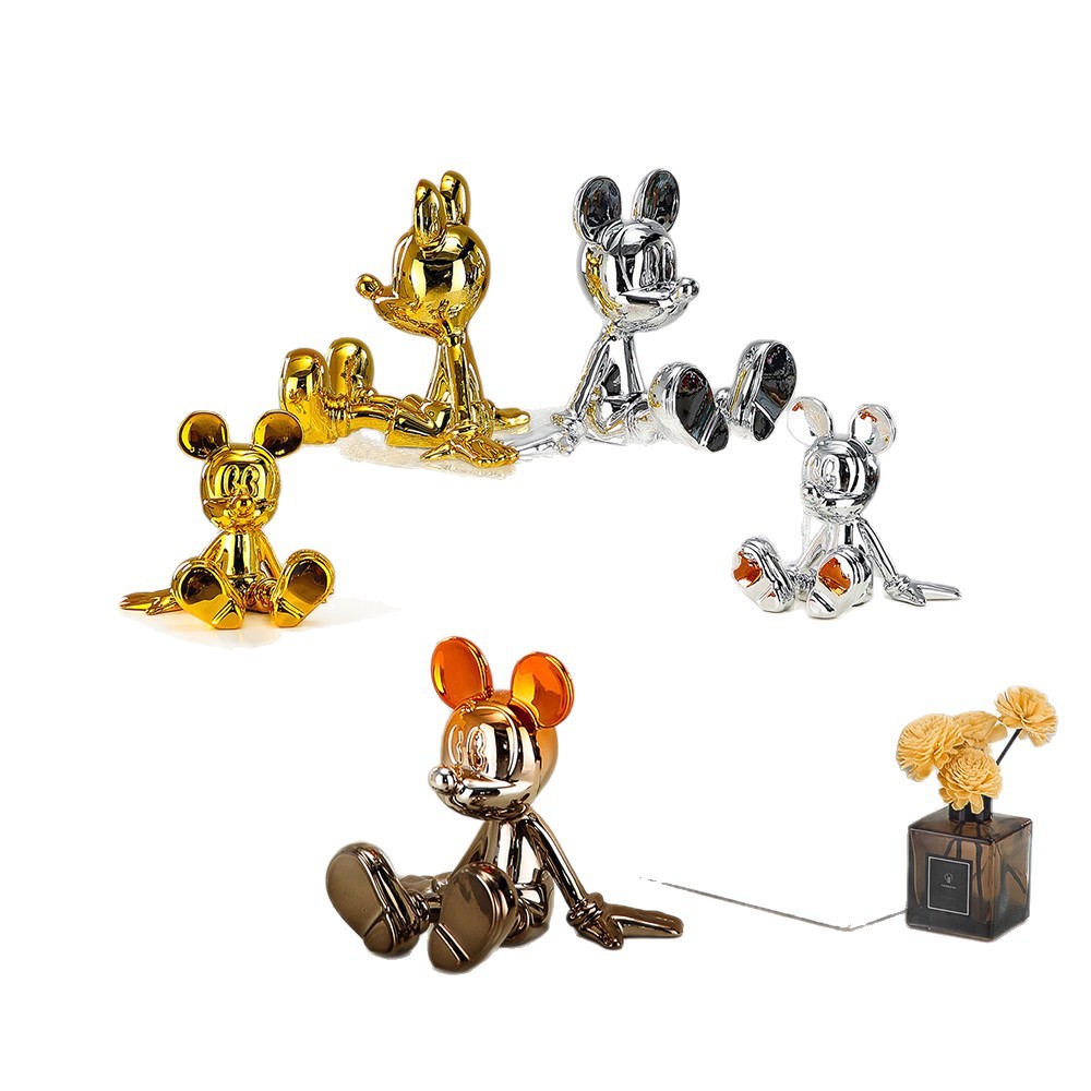 Adornos de Mickey de postura sentada de dibujos animados, galvanoplastia creativa moderna, lujo ligero, sala de estar, gabinete de vino, decoración de entrada, muñeca de habitación para niños
