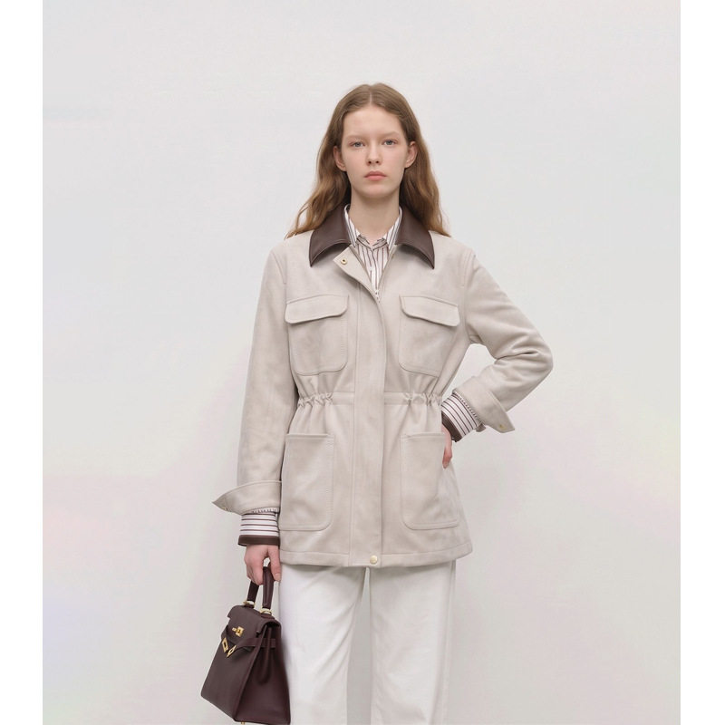 Áo khoác nữ dáng ngắn phong cách workwear, chất liệu giả da lộn, cổ bẻ, khóa kéo, phối ghép — màu be