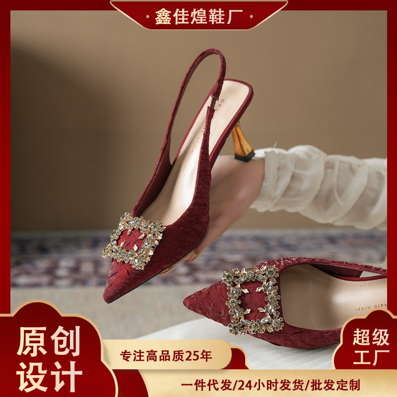 Sandal nữ bít mũi mũi nhọn gót cao 6–8 cm, thân vải lụa xếp ly phối khóa vuông — Màu be, Màu xanh dương, Vàng hồng, màu đen