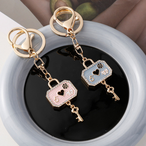 Korean-style cute couple bag accessory heart lock keychain for women, bag car hook decoration stall magic, wholesale one piece