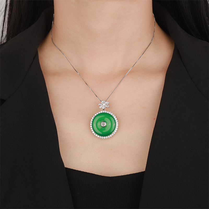 2024 Nueva joyería Zhuang Shengsheng Hebilla de seguridad Colgante hueco Collar de calcedonia Regalo de cumpleaños Piedra principal 25*25