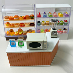 ミニ食べ遊びケーキ棚シミュレーションおまままごとの子供のおもちゃの子供の家のミニチュアのデザートの展示棚の模型の置物