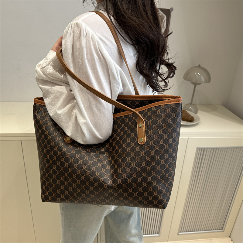 Bolsos sencillos y de moda de gran capacidad para mujer 2025 primavera nuevo bolso de moda bolso de hombro portátil de gran capacidad para viajeros