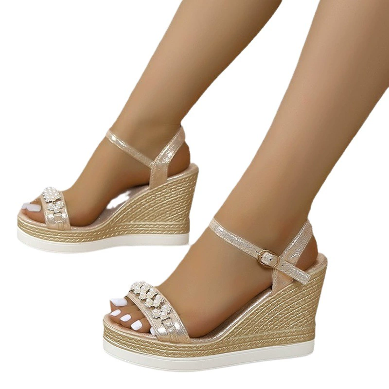 Внешняя торговля плюс размер 2024 новая мода пряжка на высоком каблуке модная обувь повседневная жемчужная декоративная рампа и римские сандалии